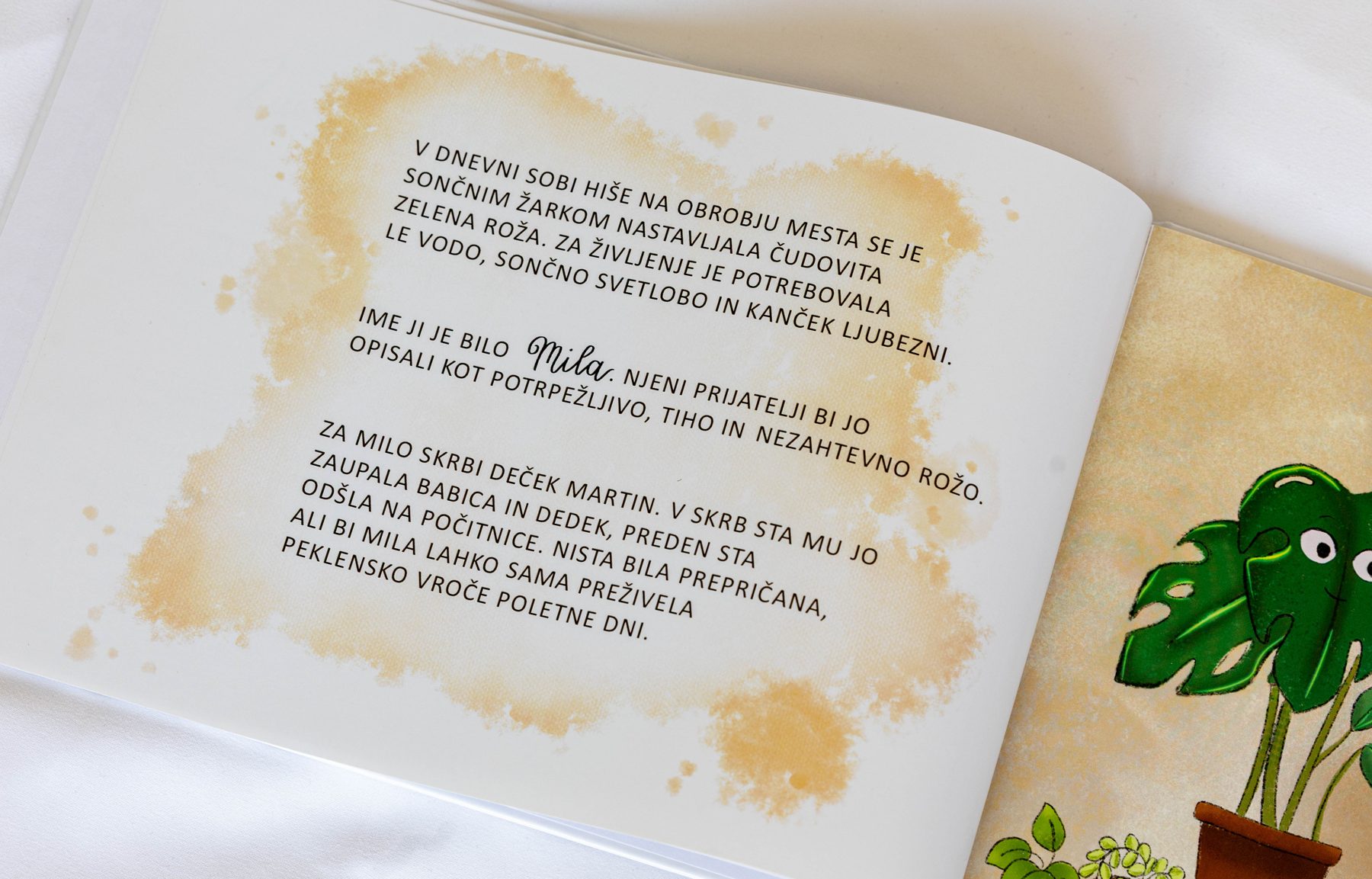 Odprta knjiga z besedilom na akvarelni podlagi
